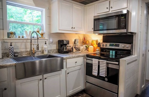 Menlo House | Creekside Cottage | River Access, Kayaks & Trails