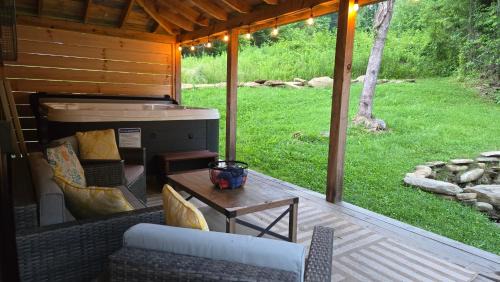 Aquone House | Creekside Cottage - Your Perfect Mountain Getaway!
