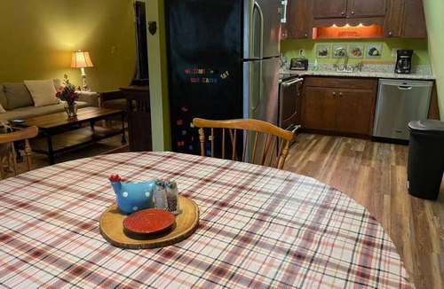 Cleveland Cabin | Creekside Crow's Nest - Cozy Getaway Near Wineries
