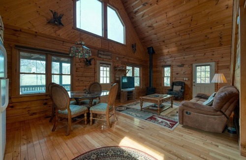 Hiawassee Cabin | Creekside Duck Cabin - Creek Front - Mountain View