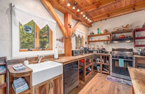 Hot Springs Cottage | Creekside Fairytale Cottage-Hot Tub-Cozy Fireplace