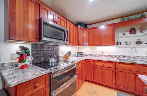 Sapphire House | Creekside Family Retreat by Waterfalls & Hiking!