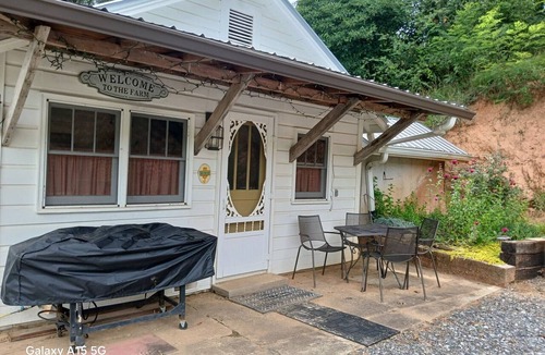 Franklin Cottage | Creekside Farmhouse Cottage in the Mountains