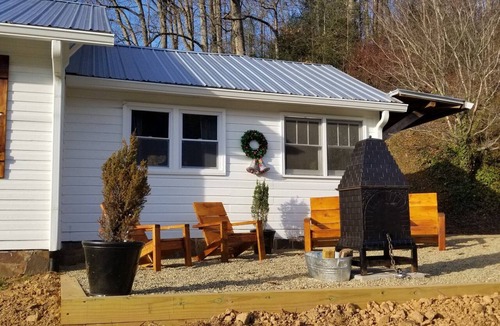 Franklin Cottage | Creekside Farmhouse Cottage in the Mountains
