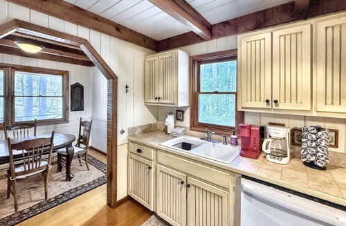 Scaly Mountain Cabin | Creekside,firepit,wood stove,family&dog friendly,covered deck dining
