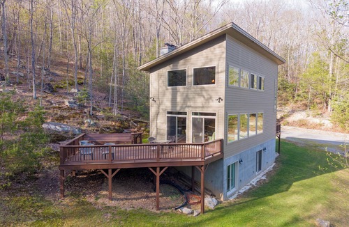 North Fork House | Creekside Mountain Home Near Hungry Mother | King Suite