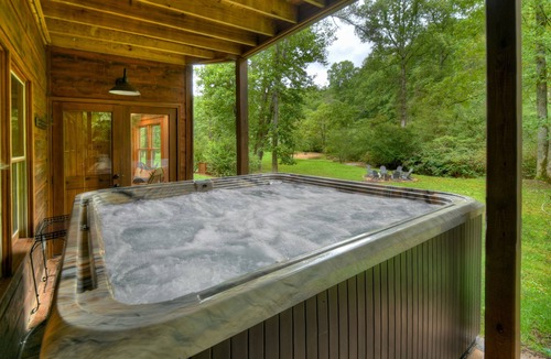 Ellijay House | Creekside Solitude/Luxury 5 BR/5B/Firepit/Game Room/Wrap-Around Porch/Hot Tub