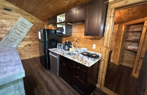 Canton Villa | Cruso Creek Villa 1 – Creekside Mountain Retreat with Hot Tub & Fireplace