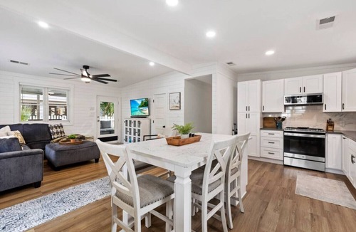 North Forest Beach House | Curlew Cottage steps to sand & shops. NFL Ticket!