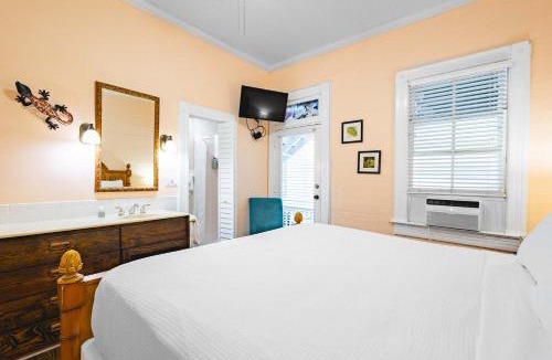 Key West Historic District Apartment | Curry House Room 6