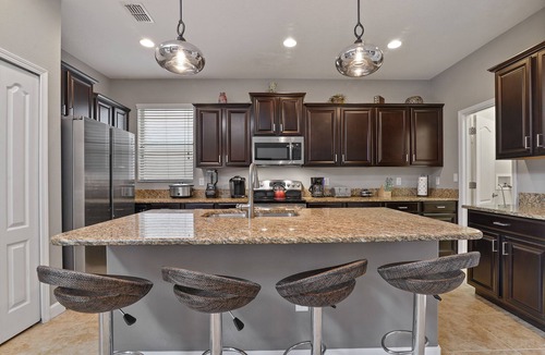 West Kissimmee House | CUSTOM A/C THEATER ROOM, 5bedrms 5bath- 3 King suites, Two 1st floor King suites