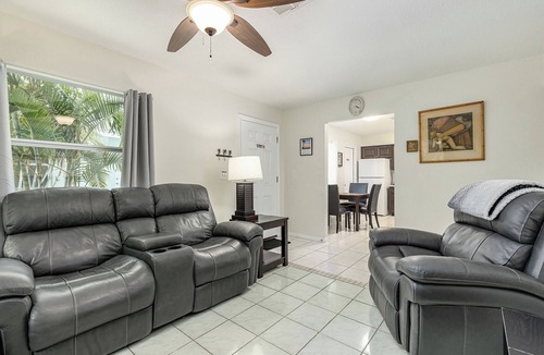 Tarpon Springs Apartment | Cute 2BR/1BA Gem near Beaches, Bikes, Bars, Bayous