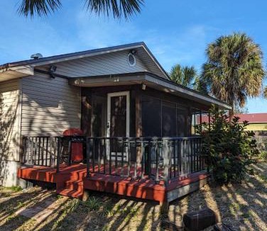 Vamo House | Cute 3/2 Siesta home steps from Siesta waters
