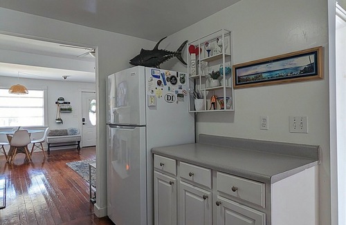 North Hyde Park House | Cute Cozy Cottage Close to City for 4, "Original TINY house"