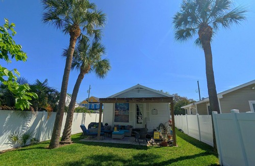North Hyde Park House | Cute Cozy Cottage Close to City for 4, "Original TINY house"