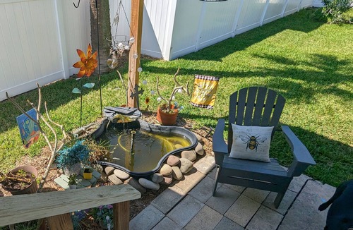 North Hyde Park House | Cute Cozy Cottage Close to City for 4, "Original TINY house"