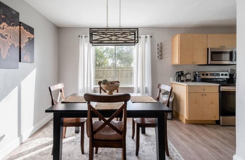 University Heights Apartment | Cute downtown home by Depot Park