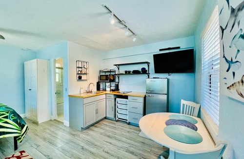 Lake Worth Apartment | Cute & modern studio apartment in prime location in downtown Lake Worth Beach!
