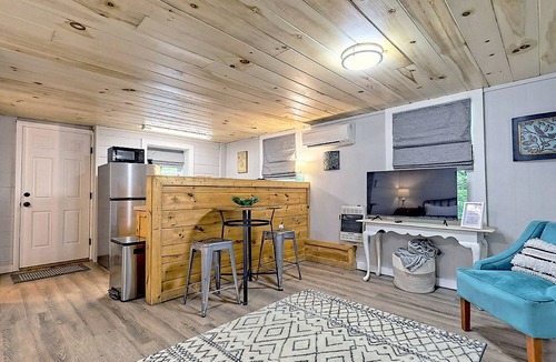 Clayton Cabin | Cute'n Chic 2B/1B Lower Level downtown Clayton GA