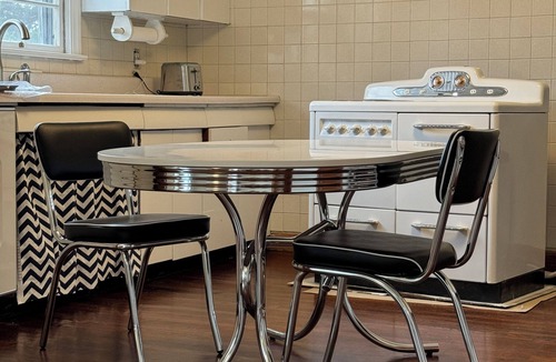 Knoxville House | Cute Retro House in Knoxville Countryside