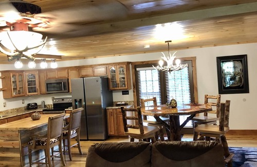 Graysville Cabin | Cute & Roomy 4/2 with Hot Tub, FP, Internet & More