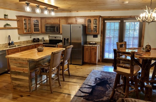 Graysville Cabin | Cute & Roomy 4/2 with Hot Tub, FP, Internet & More