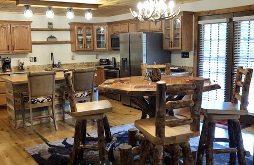 Graysville Cabin | Cute & Roomy 4/2 with Hot Tub, FP, Internet & More
