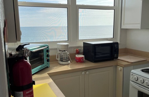 East Daytona Apartment | CUTE STUDIO with PRIVATE BALCONY! And SPECTACULAR OCEAN -A1A- HARDROCK -VIEWS!