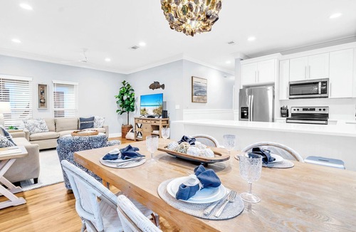 Seacrest Cottage | Daddio's Cottage Walk to Alys & Rosemary. Sleeps 7