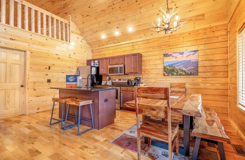 White Oak Lodge Cabin | Dancing Bear Hideaway - Hot Tub, Resort Pool & Wooded Mountain Retreat