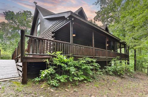Mineral Bluff House | DANCING BEARS CABIN - Secluded 3-Bedroom, 3.5-Bath Luxury Cabin with Hot Tub