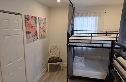 Hallandale Beach Hostel | Daphne's Tropical Oasis Female Only Hostel