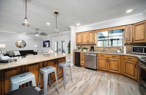 Southside House | ~Dapper Duck Sleeps 12 Heated Pool & Billiards~
