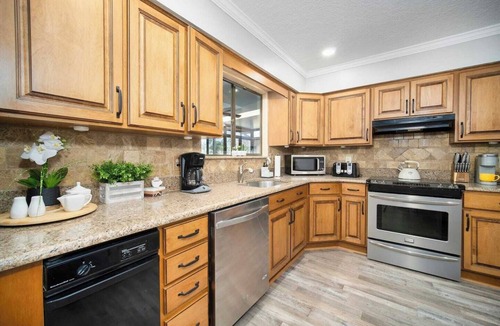Southside House | ~Dapper Duck Sleeps 12 Heated Pool & Billiards~