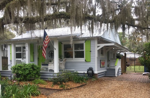 Saint Simons Heights Cottage | Darling Beach Cottage with Pool! - Great work/Play space!