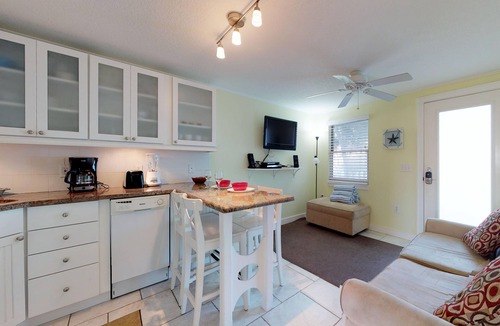 Holmes Beach Villa | Darling beachside villa w/space & privacy - a cozy coastal florida experience