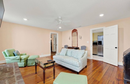 Historic Downtown Savannah Apartment | Darling Garden Apartment on Charlton