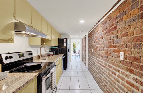Historic Downtown Savannah Apartment | Darling Garden Apartment on Charlton