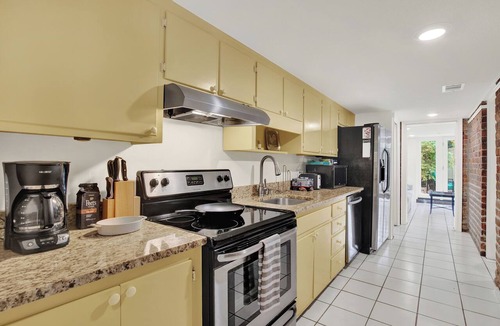 Historic Downtown Savannah Apartment | Darling Garden Apartment on Charlton