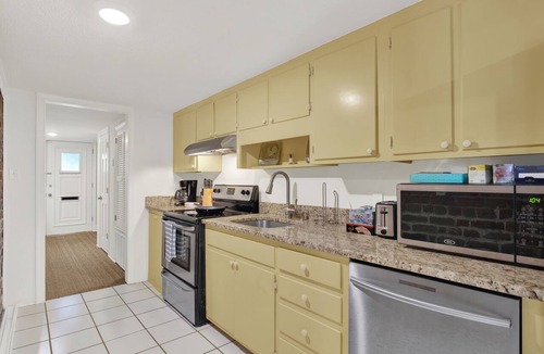 Historic Downtown Savannah Apartment | Darling Garden Apartment on Charlton