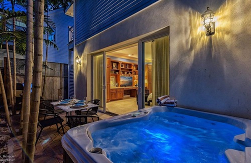 Historic Seaport Cottage | *DARLING OF DUVAL @ OLD TOWN* Estate Cottage + Spa + LAST KEY SERVICES…