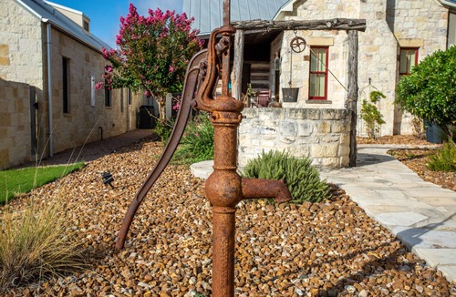 Fredericksburg Cabin | Das Solheid Sunday House | Close to Main
