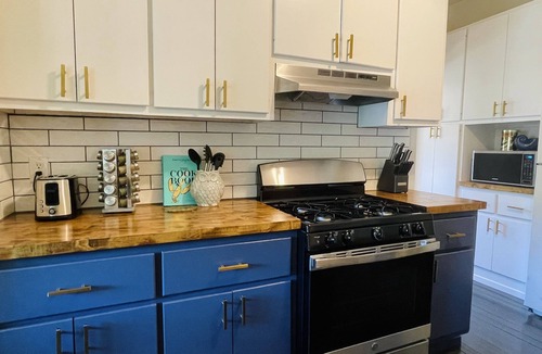 Helen Cottage | {Das Vogel Haus} Cheerful cottage getaway in Helen