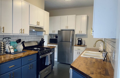 Helen Cottage | {Das Vogel Haus} Cheerful cottage getaway in Helen