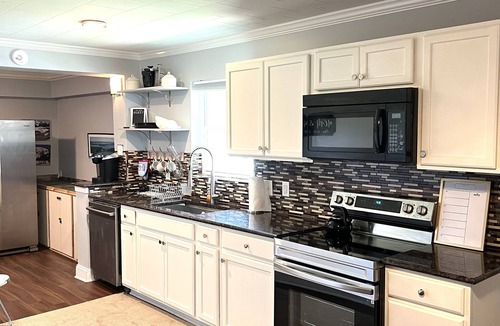 Monroe House | David's Place, Relaxing, calm 3 bedroom 2 full baths in a quiet neighborhood.