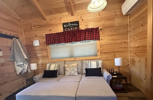 Blairsville Cabin | Dawson's Den Cabin 18. 1 Bedroom, 1 Bath Pet Friendly and Hot Tub