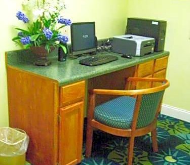 Port Wentworth Hotel | Days Inn & Suites by Wyndham Savannah North I-95