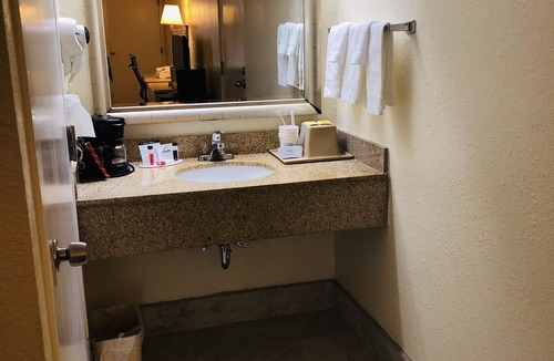 Navarre Hotel | Days Inn & Suites by Wyndham Navarre - near Beaches/Hurlburt