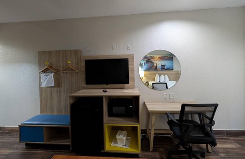 Pinecrest West Park Hotel | Days Inn & Suites by Wyndham Tampa/Raymond James Stadium