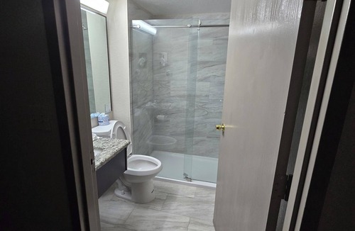 Pinecrest West Park Hotel | Days Inn & Suites by Wyndham Tampa/Raymond James Stadium